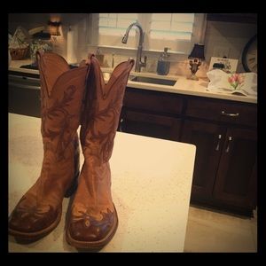 Lucchese 2000 T1732 Used Ladies Wingtip Boots 8B